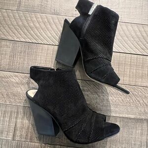 Vince Camuto Kentvi black suede Perforated Open Peep Toe Booties 8 medium
